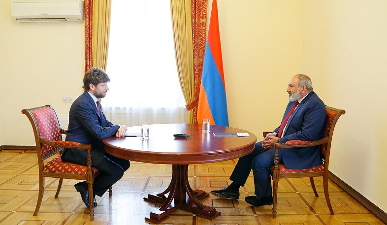 Prime Minister receives the newly appointed Ambassador of France to Armenia