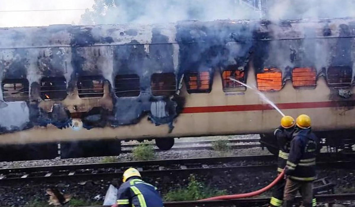 Train fire leaves nine dead in India, says local official