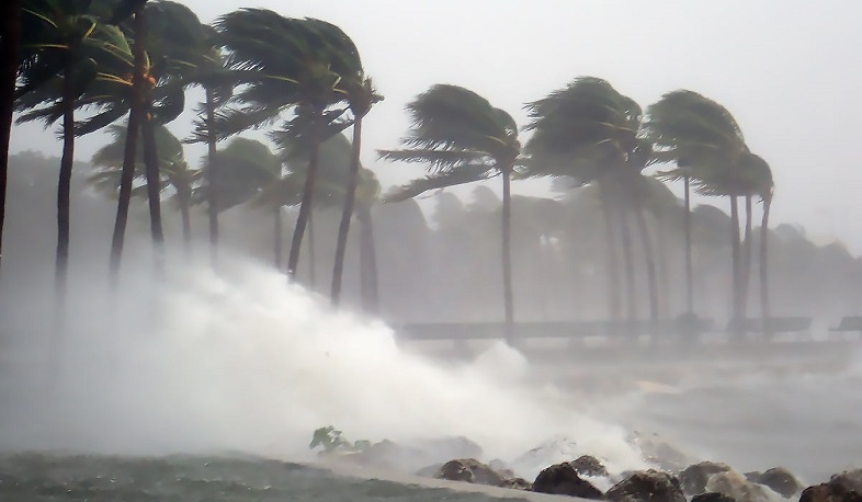 Rough seas and heavy wind as Idalia slams Florida's Big Bend