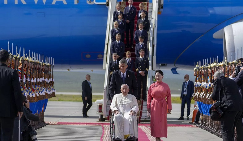 Папа Франциск прибыл в историческим визитом в Монголию