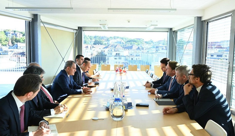 Байрамов и еврокомиссар по вопросам соседства и расширения обсудили процесс нормализации отношений между Арменией и Азербайджаном