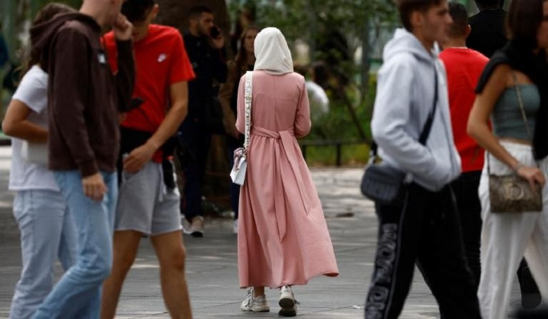 Около 300 девушек пришли во французские школы в запрещенных арабских платьях