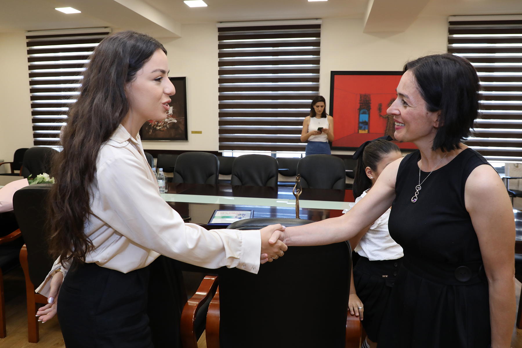 Ժաննա Անդրեասյանն ընդունել է «Սլավյանսկի բազար 2023» մրցույթի Գրան պրի մրցանակակիր Մաշա Մնջոյանին
