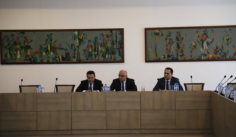 Deputy Foreign Minister of Armenia Mnatsakan Safaryan meets with the participants of the Armenian-Russian media forum