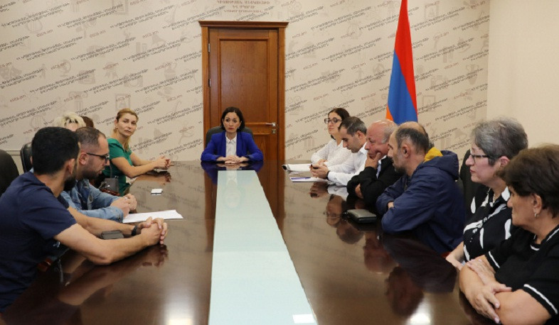 Ժաննա Անդրեասյանն ընդունել է մի շարք խնդիրների վերաբերյալ իրենց դժգոհությունը ներկայացնող ուսուցիչների խմբին