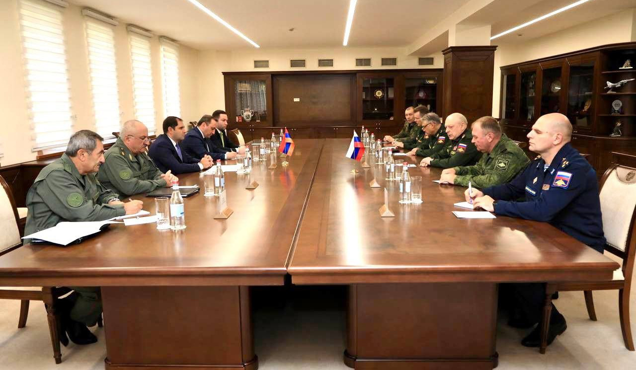 Armenian Defence Minister presents movements and concentration of Azerbaijani armed forces along the borders to commander of Russian peacekeepers