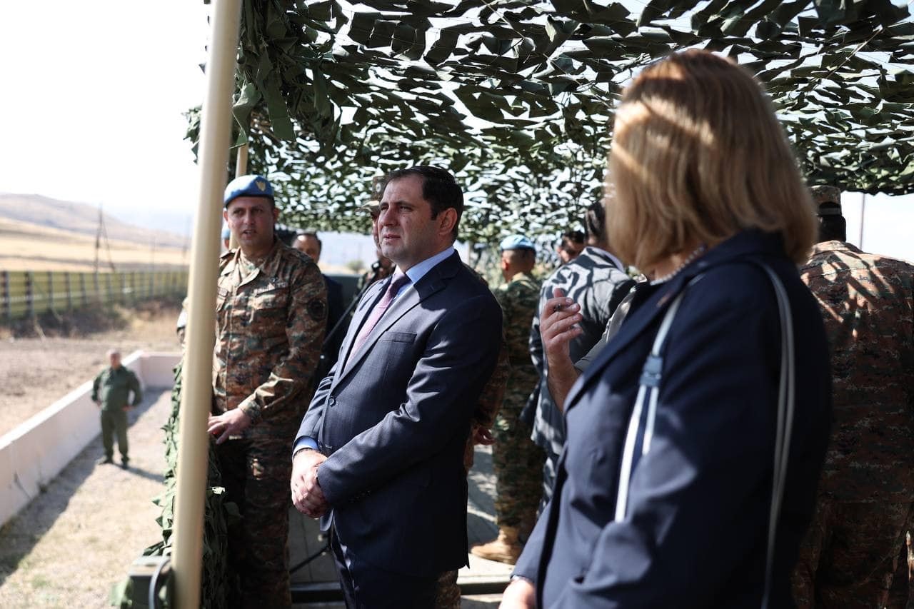 Suren Papikyan və ABŞ sıəfiri ilə  Qartal Şəriki-2023 erməni-amerikan hərbi təlimini izləyiblər