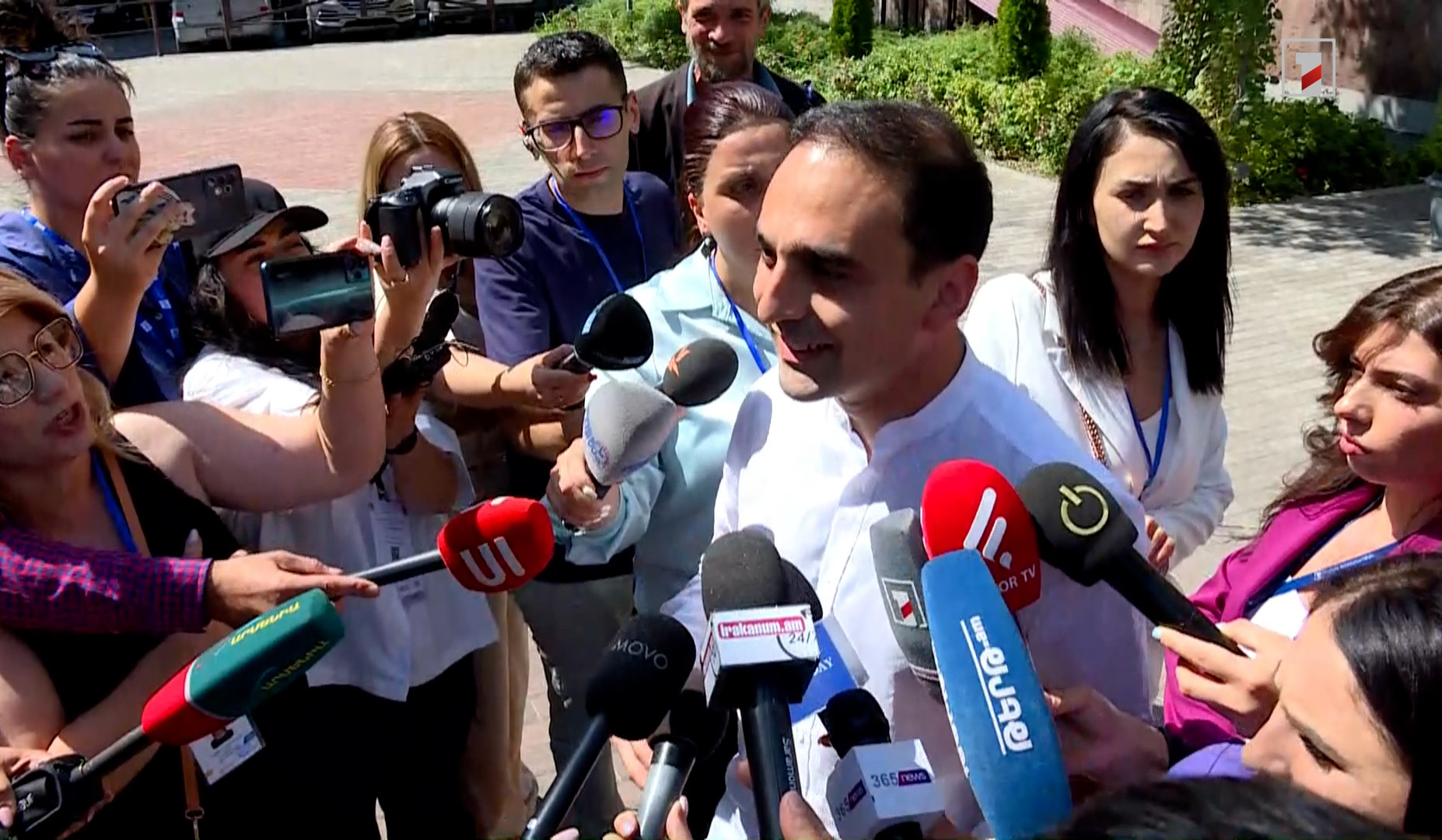 Ավինյանն անդրադարձել է շրջանառվող տեղեկությանը, որ մեկ հասցեում տասնյակ օտարազգիներ են գրանցված եղել