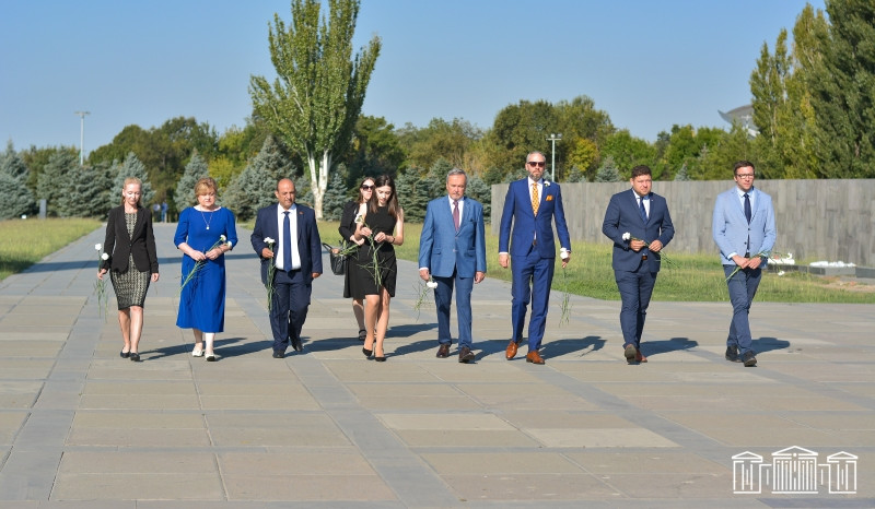 Çexiya Parlamentinin Deputatlar Palatasının nümayəndə heyəti Tsitsernakaberd memorialını ziyarət edib