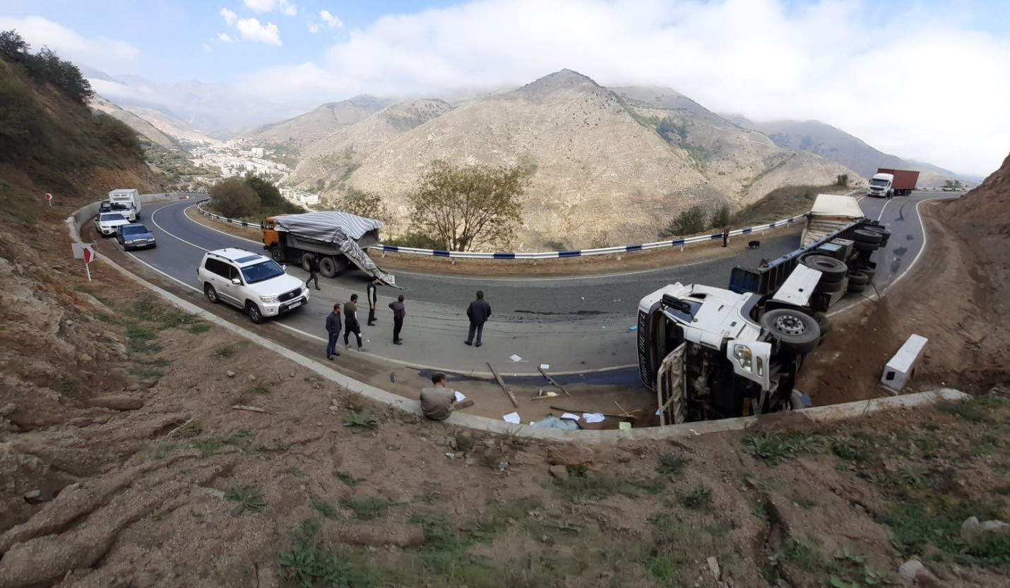 Կապան-Քաջարան ճանապարհին բեռնատարներ են բախվել, դրանցից մեկը կողաշրջվել է. կա տուժած