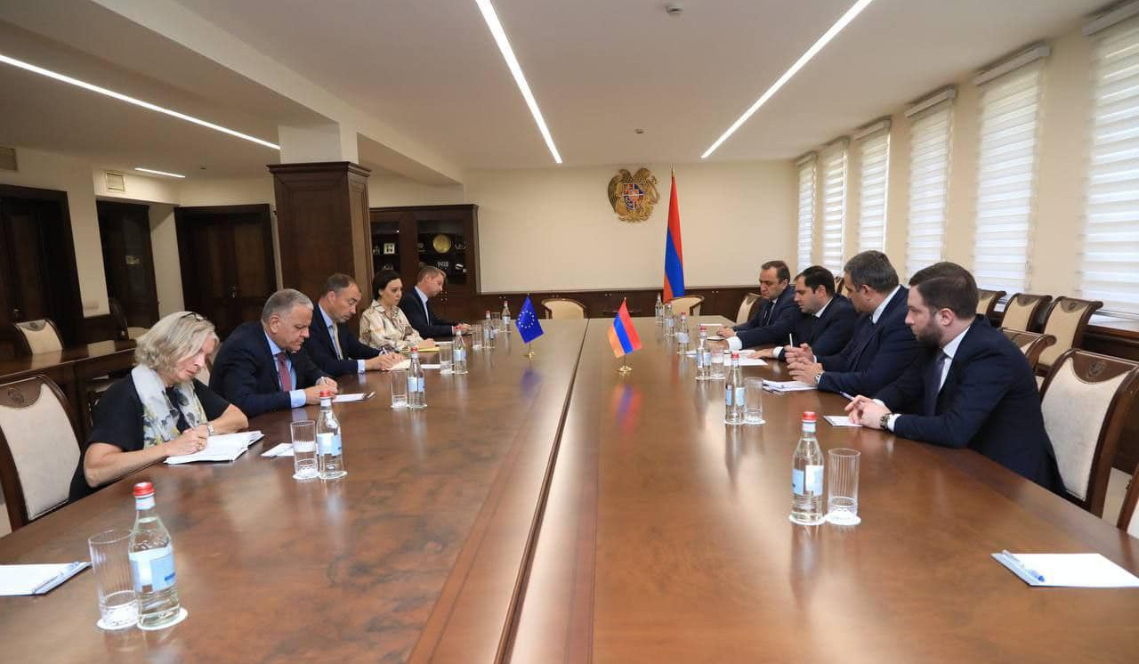 Папикян обсудил вопросы, связанные с ситуацией региональной безопасности, с Тойво Клааром и главой делегации ЕС в Армении