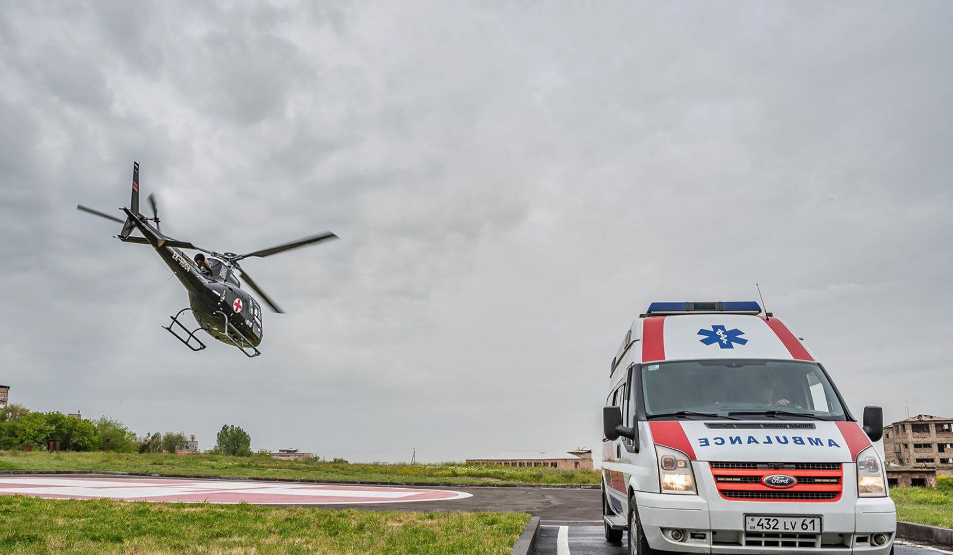 Бригада врачей на вертолете вылетела в Степанакерт, чтобы оказать помощь нашим соотечественникам, пострадавшим в результате взрыва: Министерство здравоохранения РА