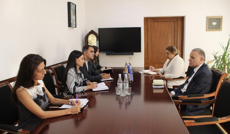 Manasyan presented issues concerning protection of rights of people forcibly displaced from Nagorno-Karabakh to Vasilis Maragos
