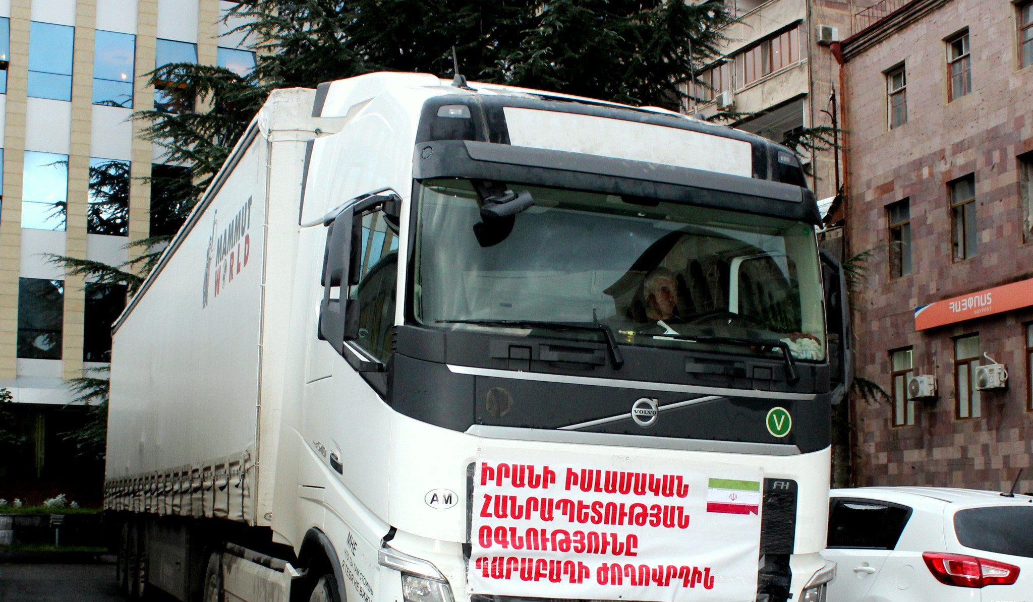 Гуманитарный груз, отправленный Ираном для вынужденных переселенцев из Нагорного Карабаха, прибыл в Сюник