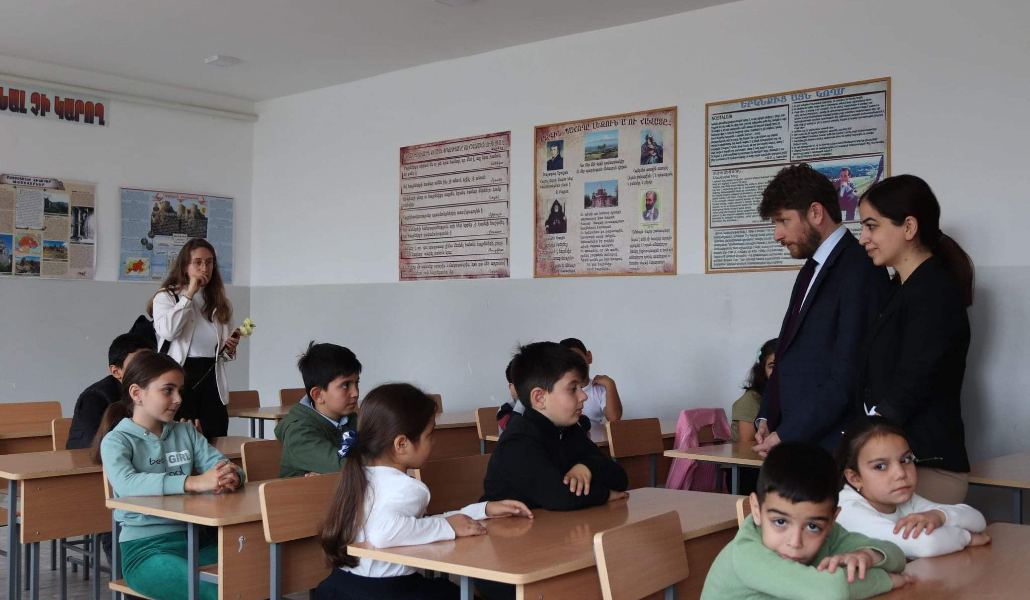 Ֆրանսիայի դեսպանն այցելել է Շահումյան գյուղի միջնակարգ դպրոց և հանդիպել ԼՂ-ից բռնի տեղահանված դպրոցականների հետ