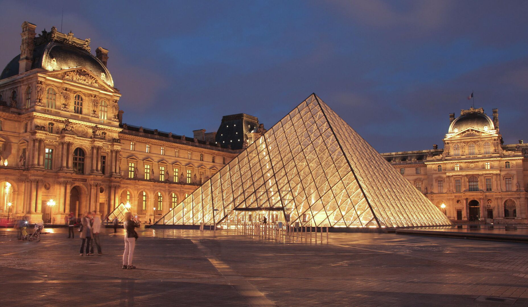 Louvre Museum in Paris evacuated after bomb threat