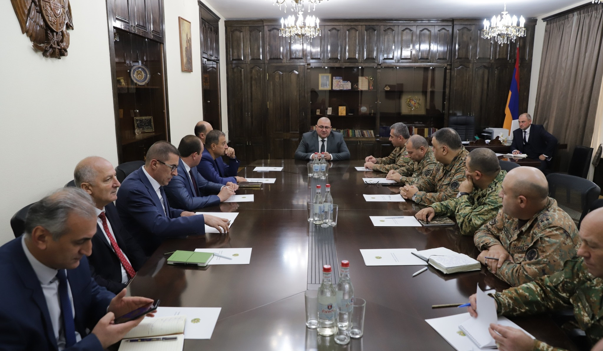 Շիրակի մարզպետարանում քննարկվել են զինված ուժերը պայմանագրային զինծառայողներով համալրելուն առնչվող հարցեր