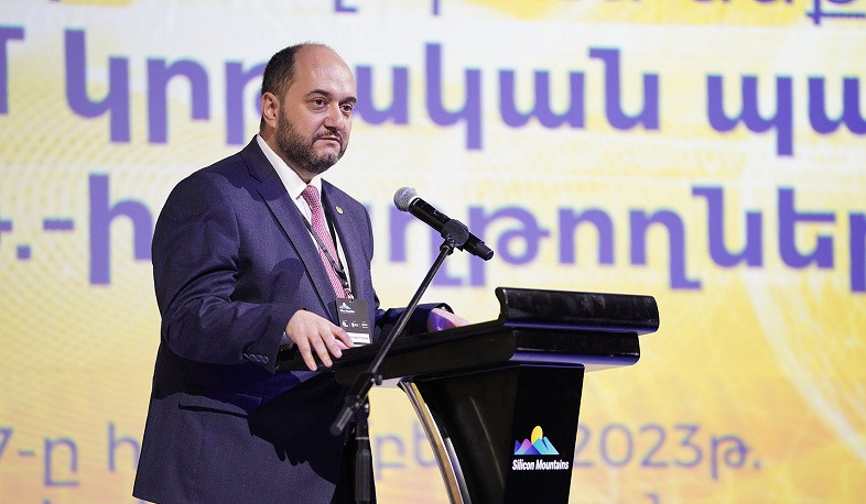 Թվային աշխարհում աղմուկը շատ է, չվախենաք. Արայիկ Հարությունյանը` ՏՏ բնագավառի կրթական պարգևների արժանացած ուսանողներին