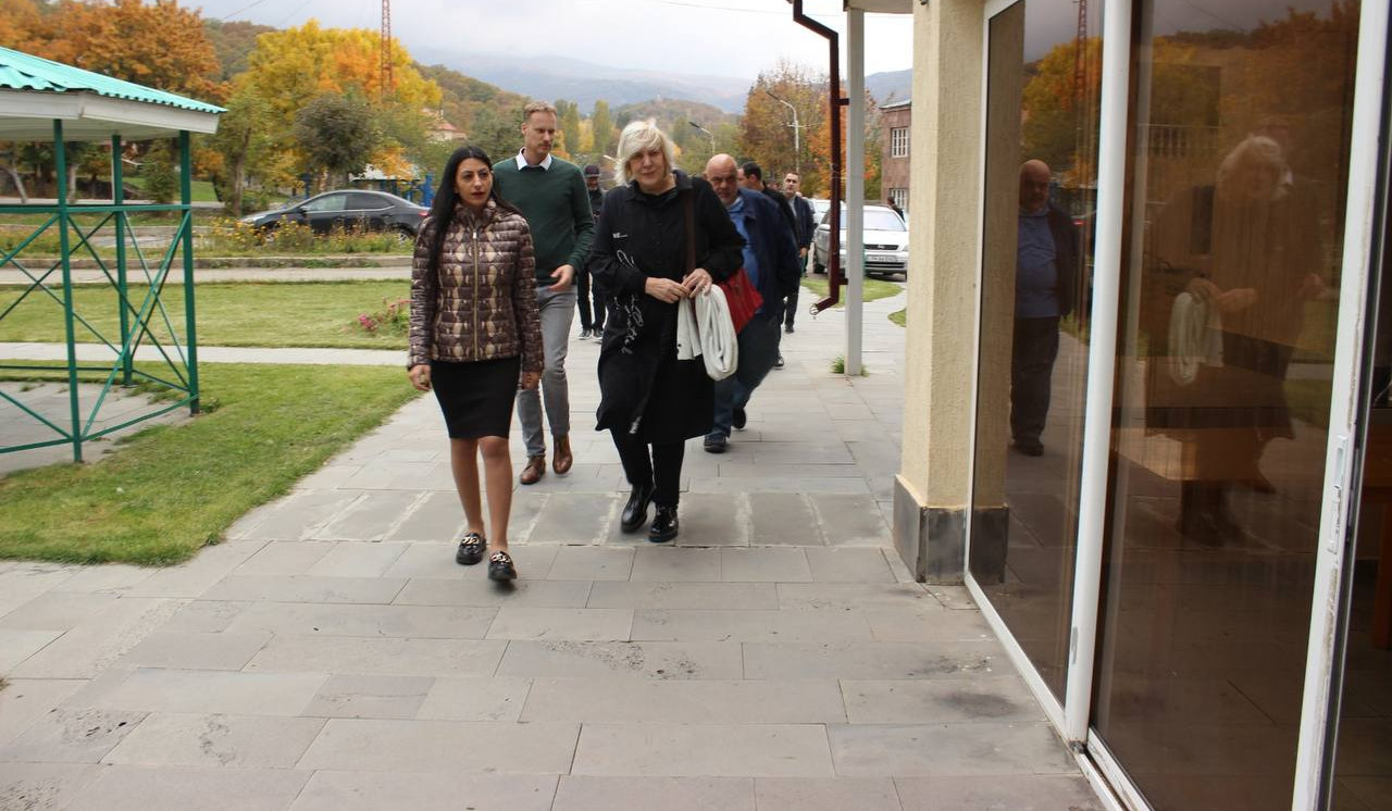 Анаит Манасян и Дуня Миятович встретились с нашими соотечественниками, временно поселившимися в Котайкской области