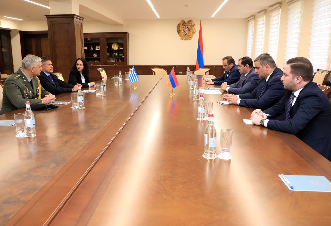 ER müdafiə naziri Yunanıstan səfiri ilə regional təhlükəsizlik məsələləri müzakirə edib