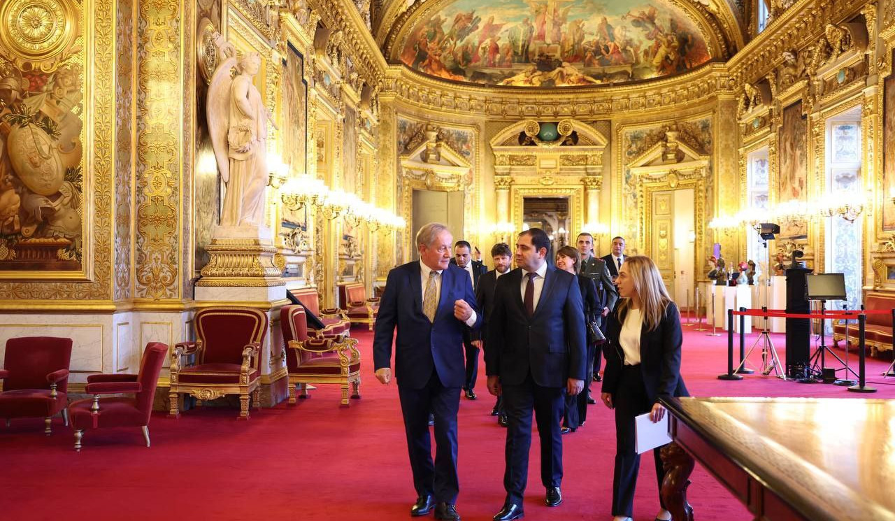 Suren Papikyan Fransa Senatında Ermənistan-Fransa ikitərəfli müdafiə əməkdaşlığı məsələlərini müzakirə edib