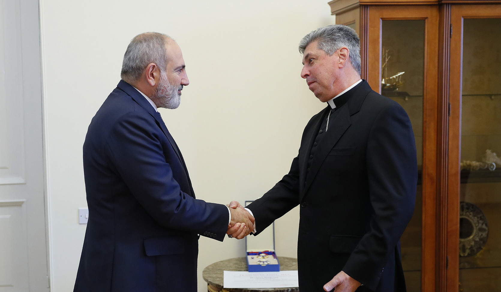 Վարչապետ Փաշինյանին է հանձնվել Հռոմի Ֆրանցիսկոս պապի շնորհած շքանշանը