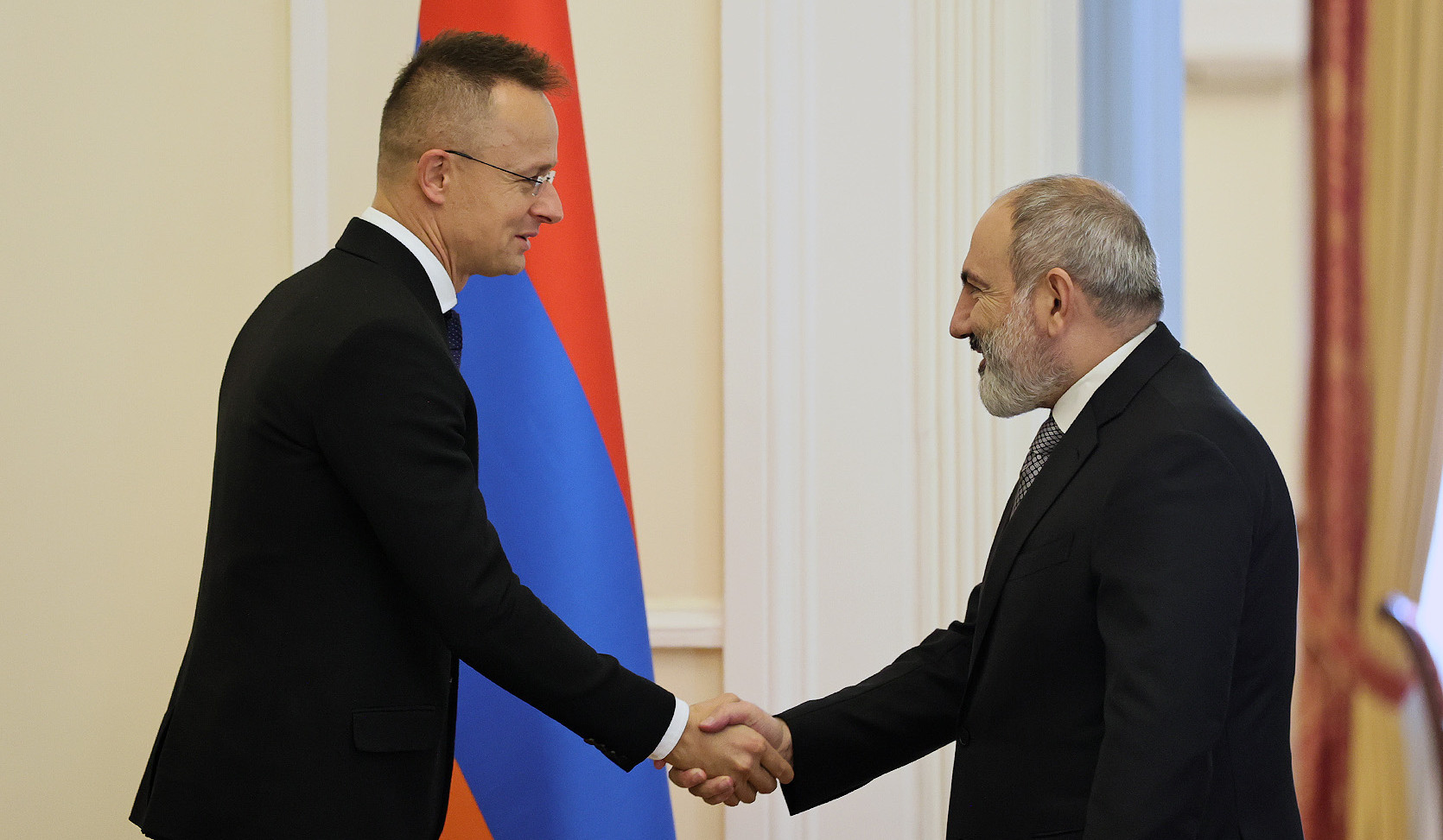 Никол Пашинян принял делегацию во главе с министром иностранных дел Венгрии Петером Сийярто
