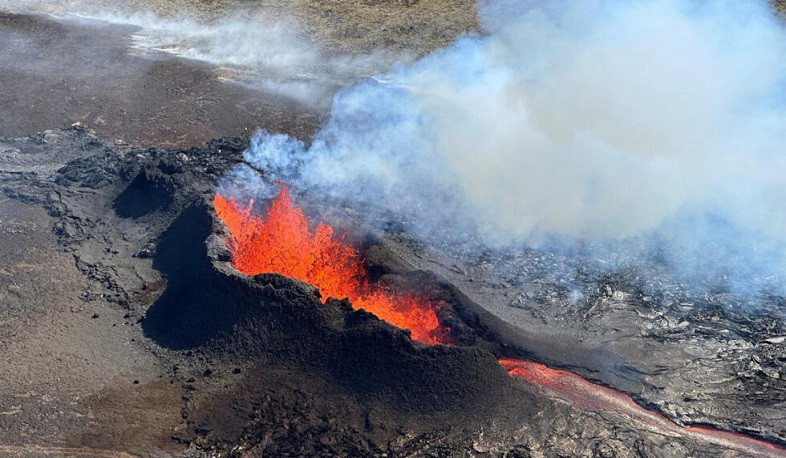 Iceland volcano warning: Evacuated residents allowed home for five minutes, aviation alert raised