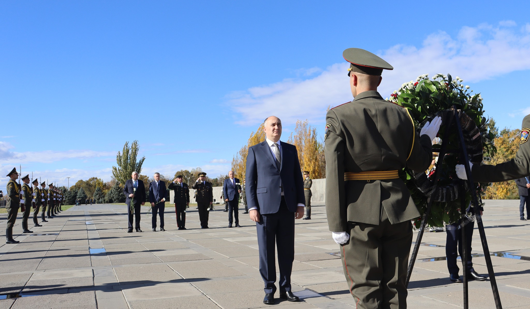 Министр обороны Грузии посетил Мемориал геноцида армян «Цицернакаберд»