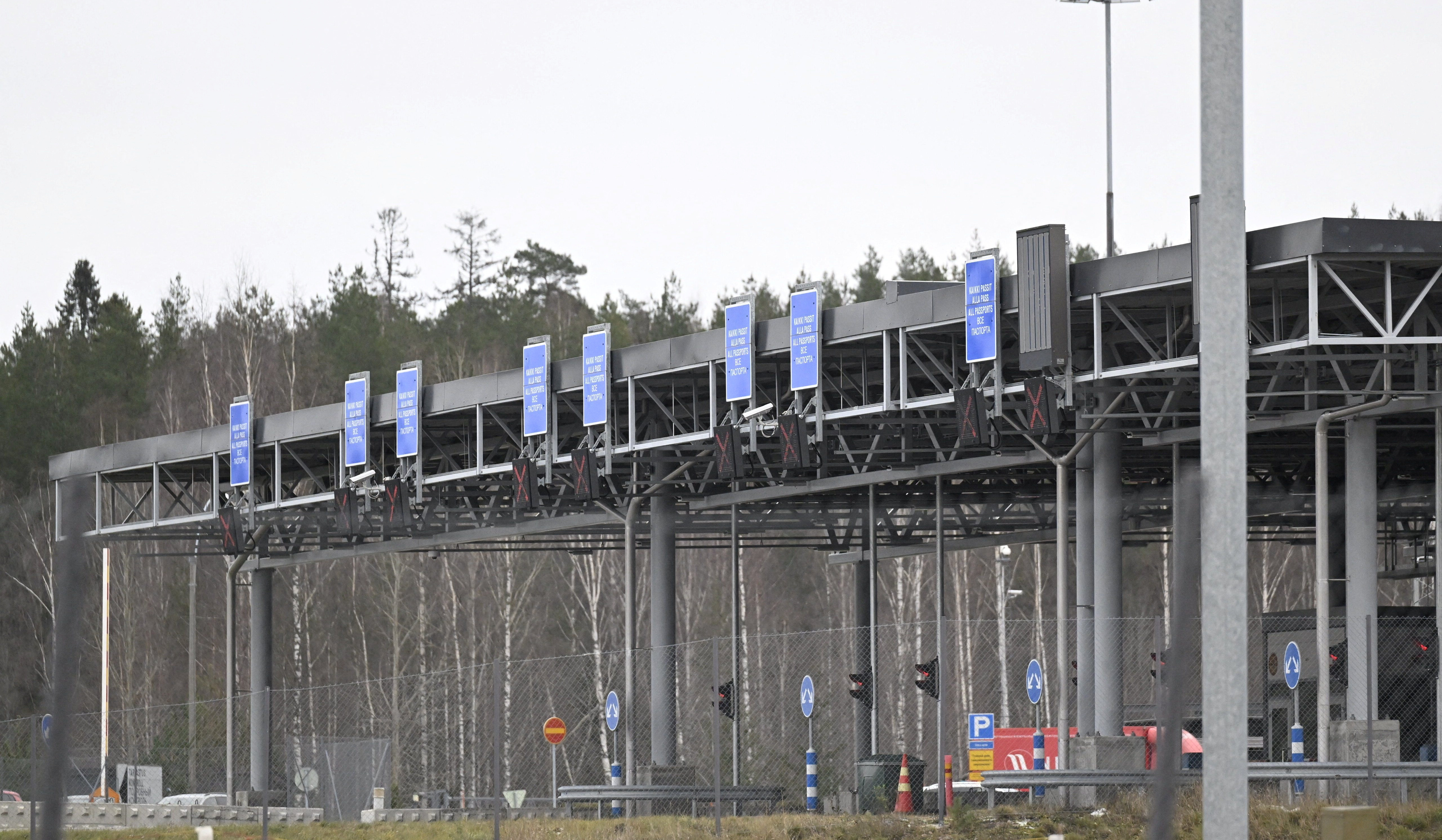 Финляндия закрывает четыре пункта пропуска на границе с Россией