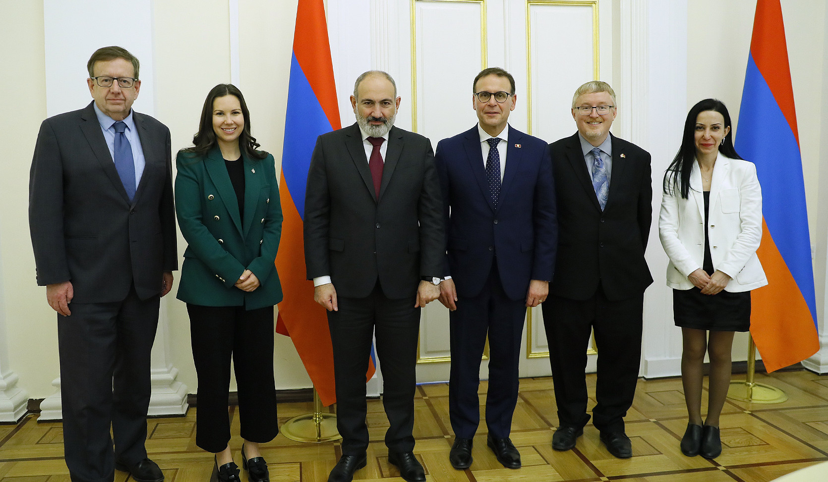 Никол Пашинян принял парламентскую делегацию Канады