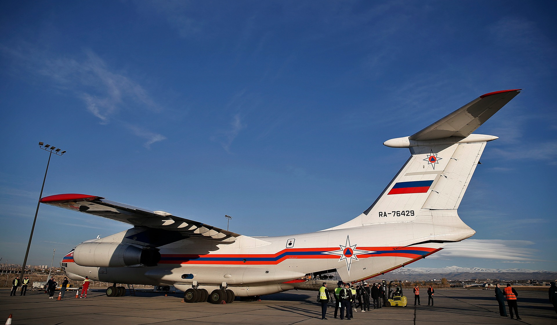 Россия отправила 40 тонн гуманитарного груза для вынужденных переселенцев из Нагорного Карабаха