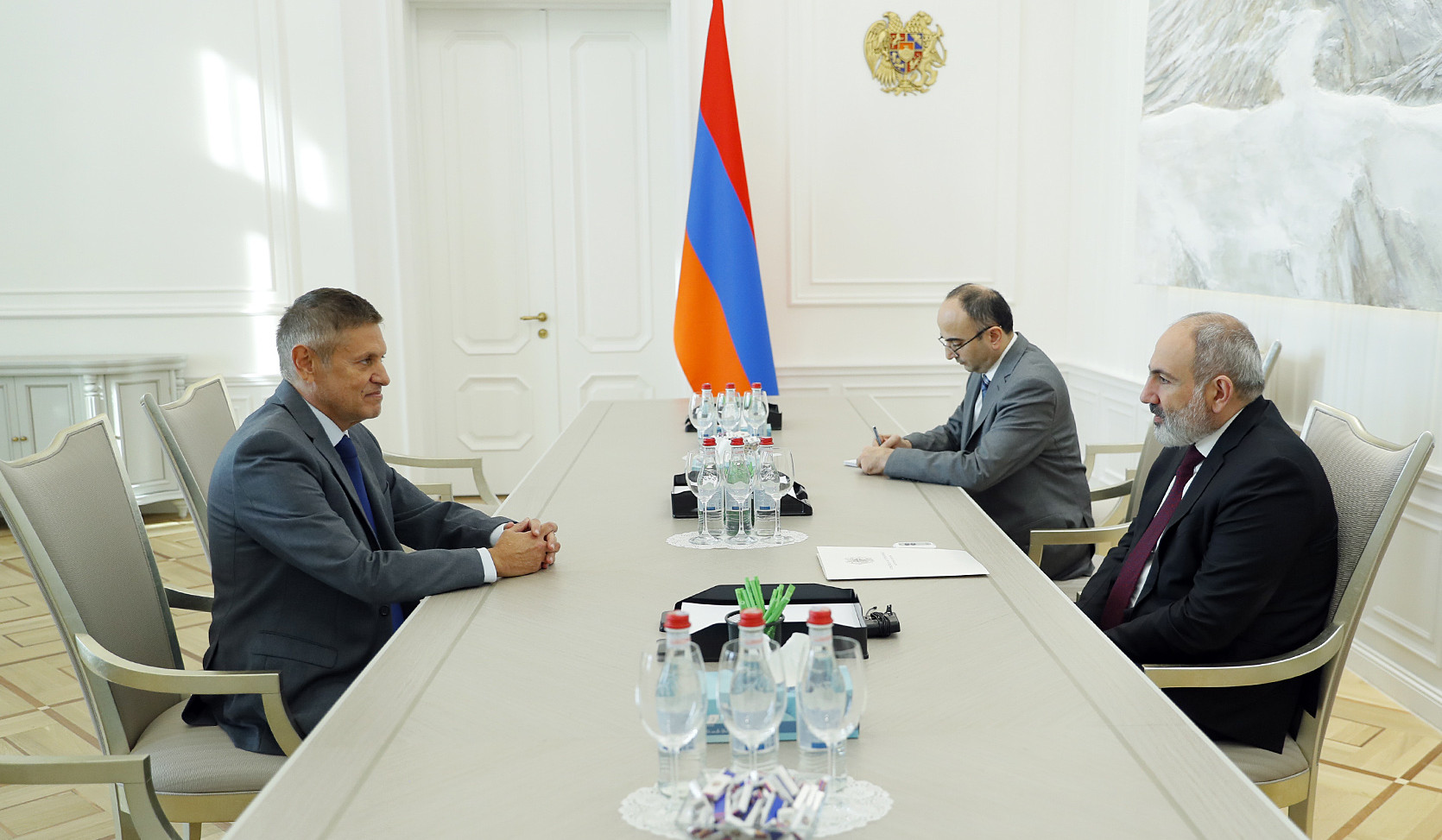 Armenian Prime Minister Pashinyan holds farewell meeting with Greek Ambassador to Armenia