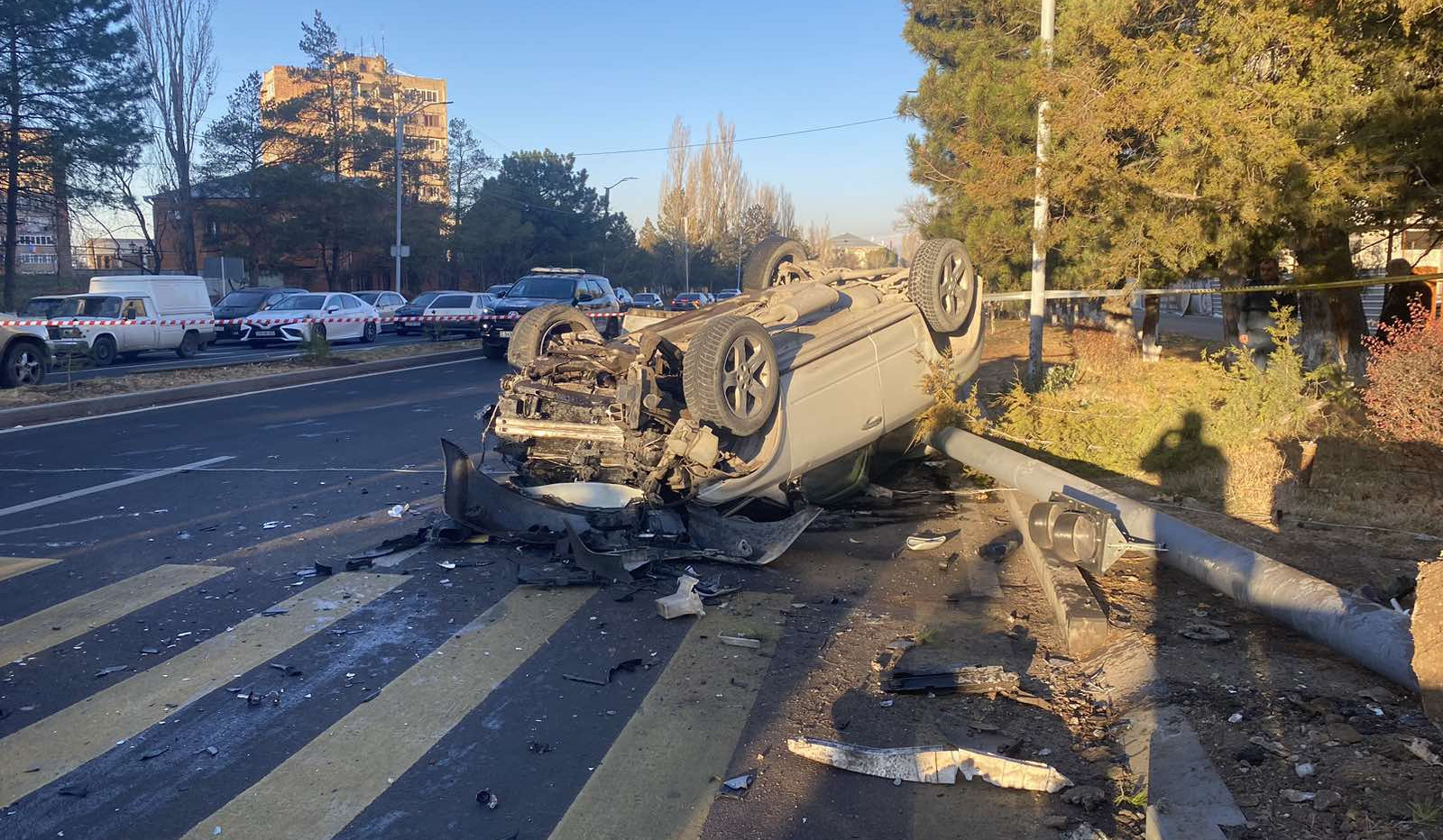 Աբովյան քաղաքում բախվել են երկու ավտոմեքենաներ, մեկը բախվել է լուսացույցին և շրջվել