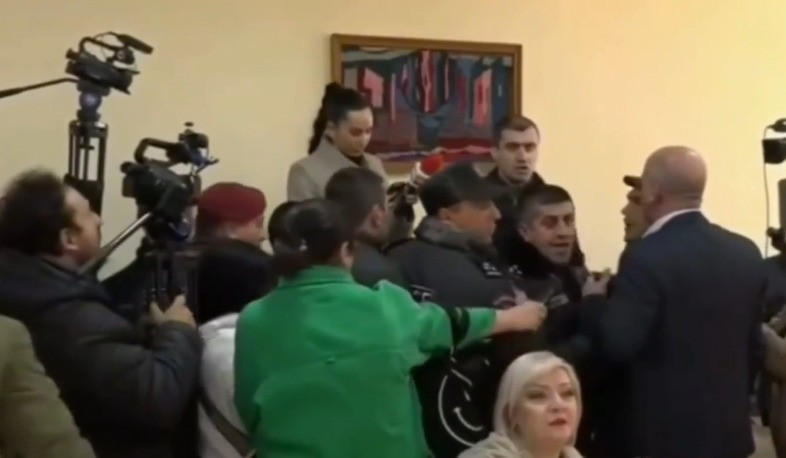 Լարված իրավիճակ է Ալավերդիում. համայնքապետարանի շենքի առջև մի խումբ քաղաքացիներ են հավաքվել