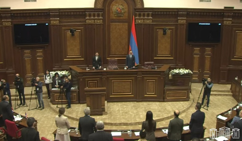 ԱԺ պատգամավորները մեկ րոպե լռությամբ հարգեցին Սպիտակի երկրաշարժի զոհերի հիշատակը