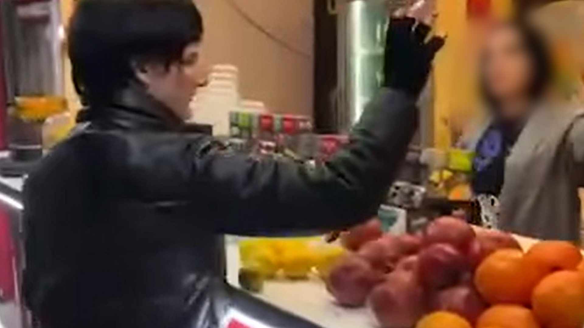 ՌԴ 2 քաղաքացի Երևանում վնասել են արագ սննդի կետի գույքը, մրգերը նետել աշխատակցի վրա, հայհոյելով՝ ծաղկի վաճառքի կետի ծաղիկները գետնին նետել և տրորել. նրանք ձերբակալվել են