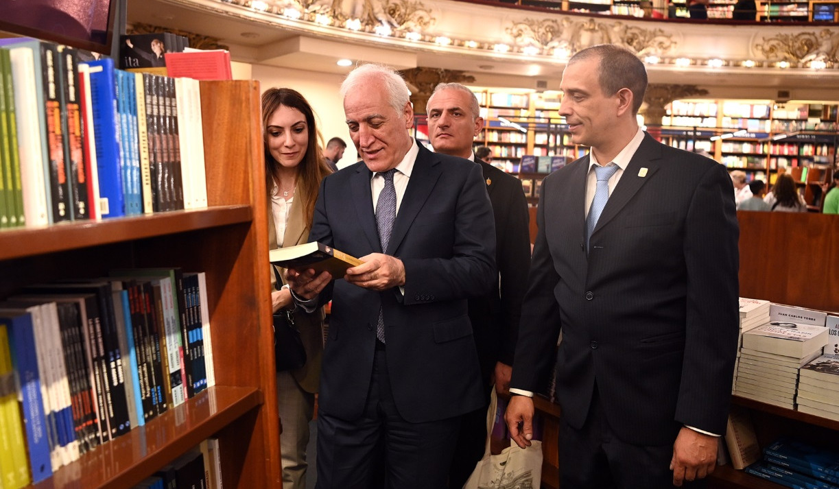 Վահագն Խաչատուրյանն այցելել է Բուենոս Այրեսի Ateneo գրադարան