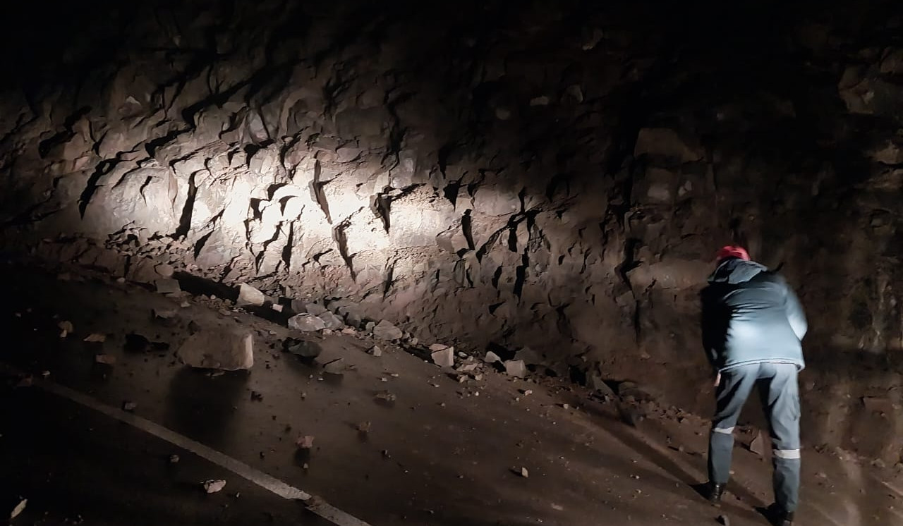 Ագարակաձոր-Գնիշիկ ճանապարհին տեղի է ունեցել քարաթափում. փրկարարները հեռացրել են քարերը