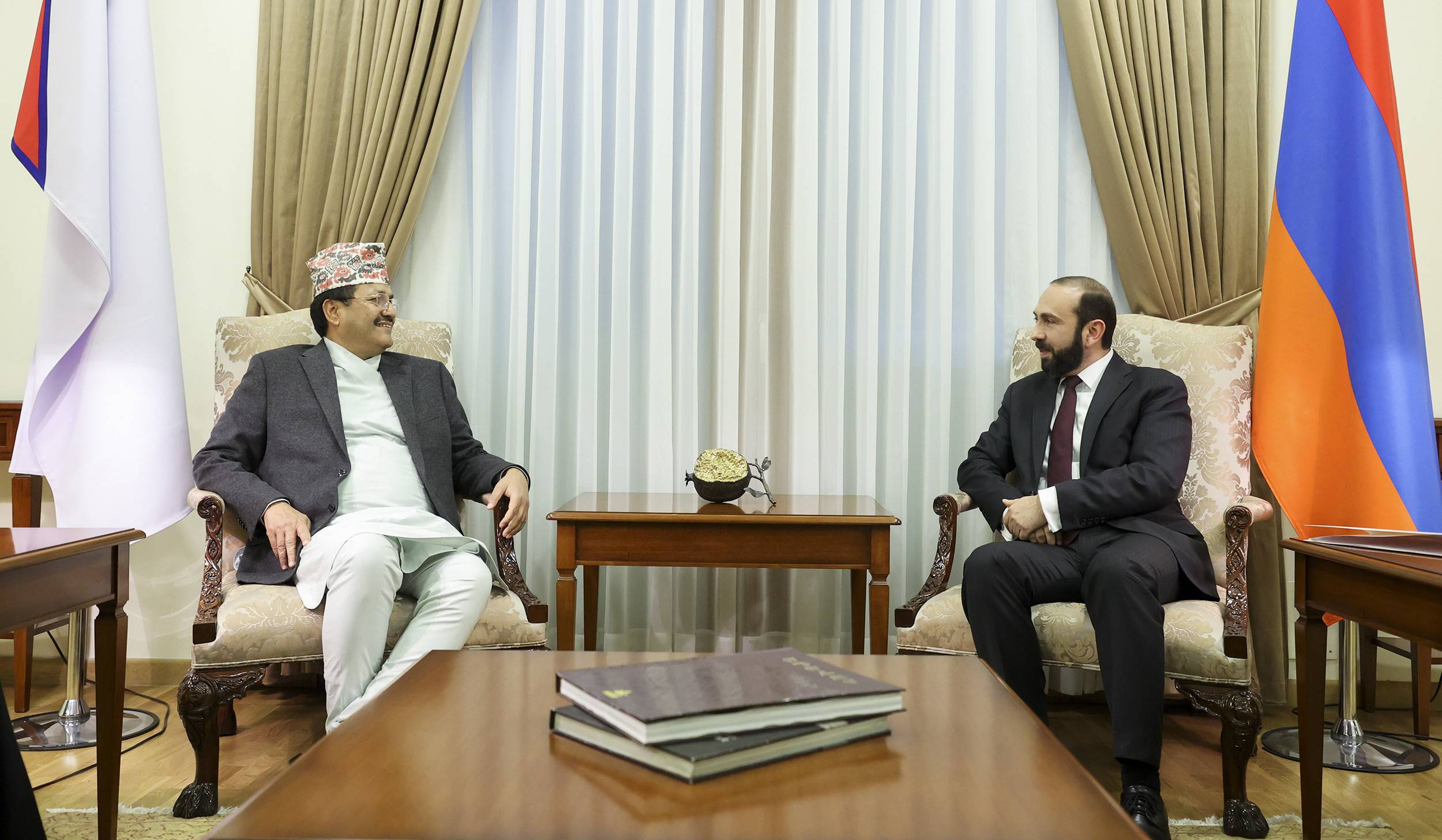 Ararat Mirzoyan və Nepalın xarici işlər naziri Ermənistan-Nepal münasibətlərinin inkişaf perspektivlərini müzakirə ediblər