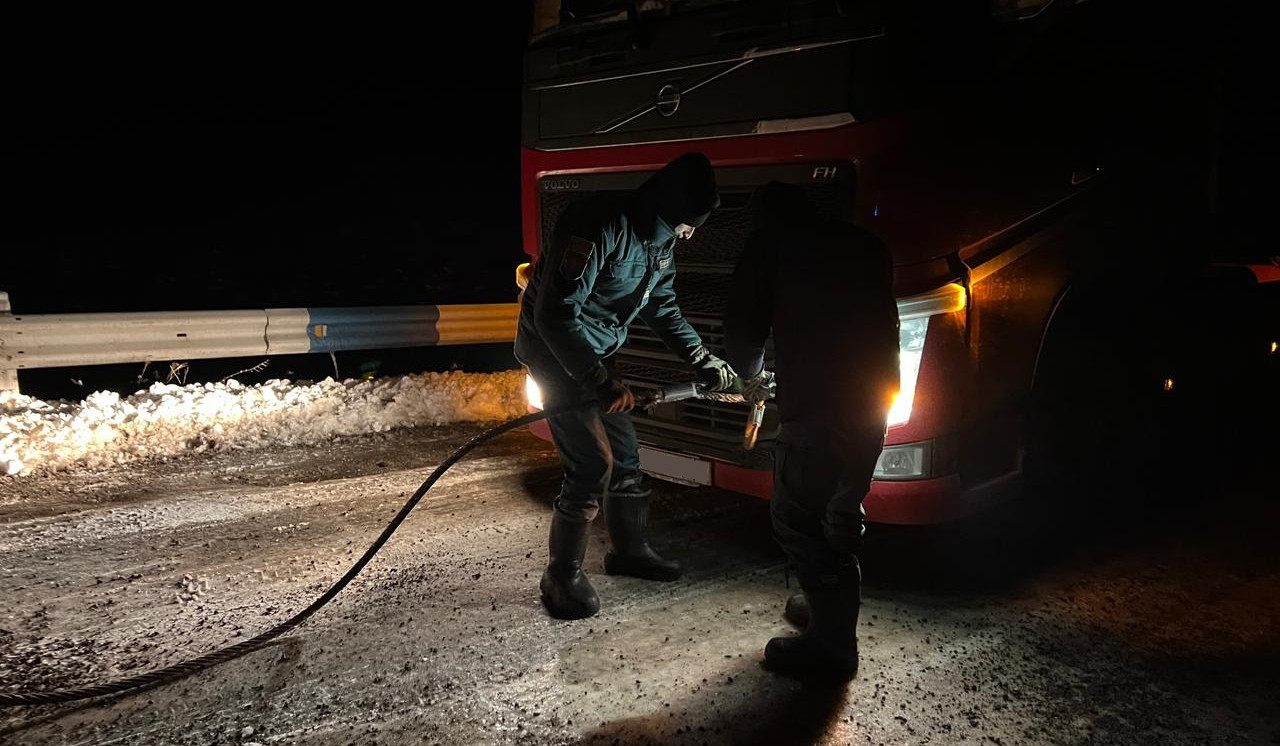 Շինուհայր-Հարժիս ճանապարհին մերկասառույցի պատճառով խցանման մեջ են հայտնվել տասնյակ բեռնատար և մարդատար ավտոմեքենաներ