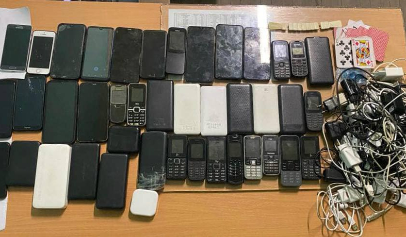 Զորամասերում պրոֆիլակտիկ աշխատանքների արդյունքում հայտնաբերվել են 4076 բջջային հեռախոս և արգելված այլ իրեր. ՊՆ