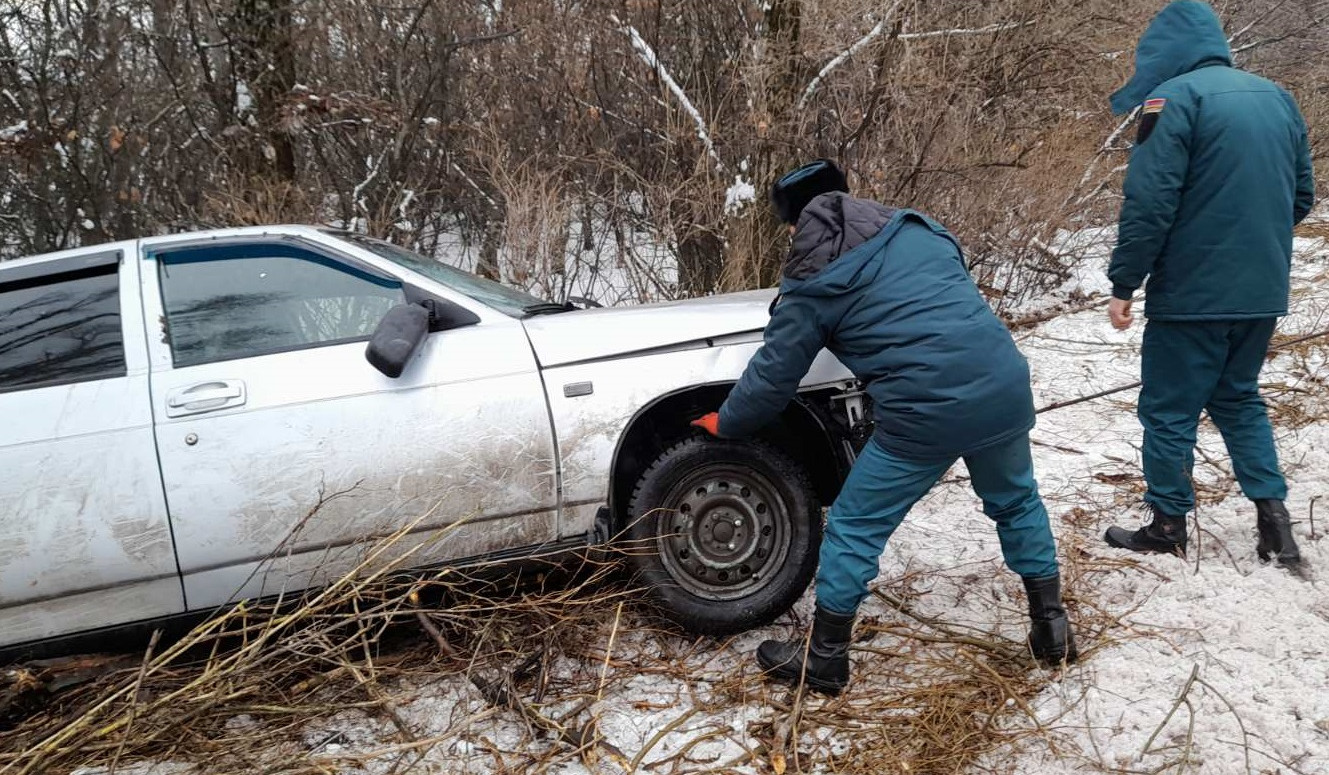 Երևան-Սևան ավտոճանապարհին ավտոմեքենան դուրս է եկել ճանապարհի երթևեկելի հատվածից և բախվել ծառին