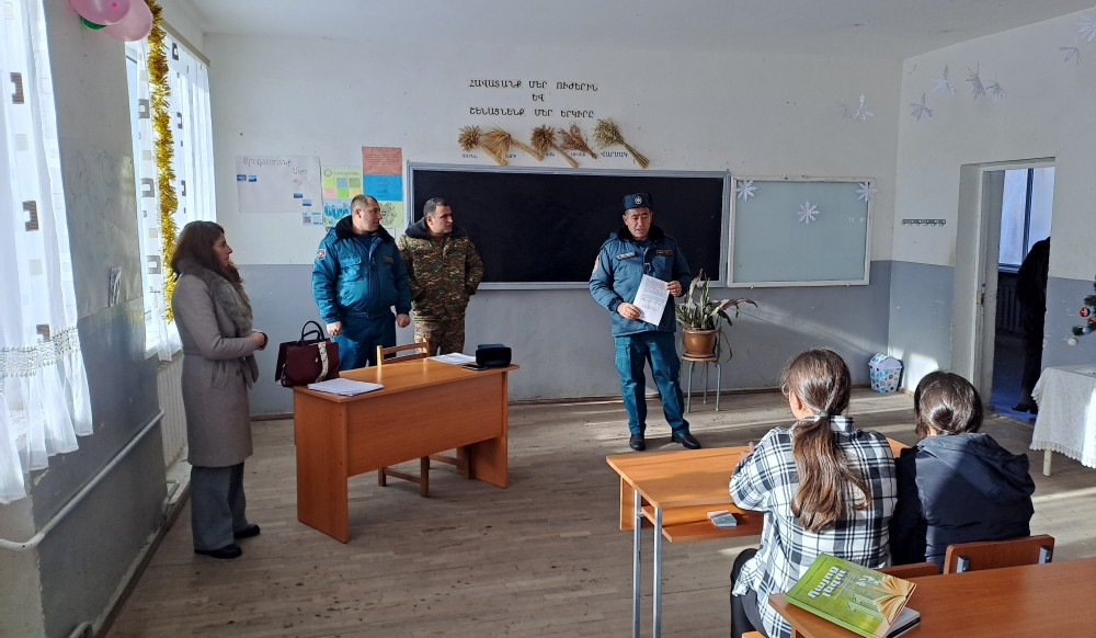 Փրկարար ծառայության աշխատակիցները Արագածոտնի մարզի հանրակրթական հաստատություններում դասախոսություններ են անցկացրել
