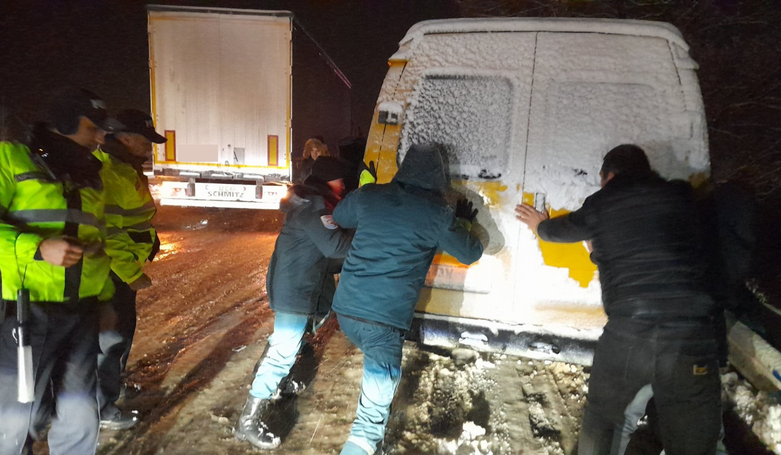 Երևան-Սևան ավտոճանապարհին ավտոմեքենաներն արգելափակվել են ձնակույտում