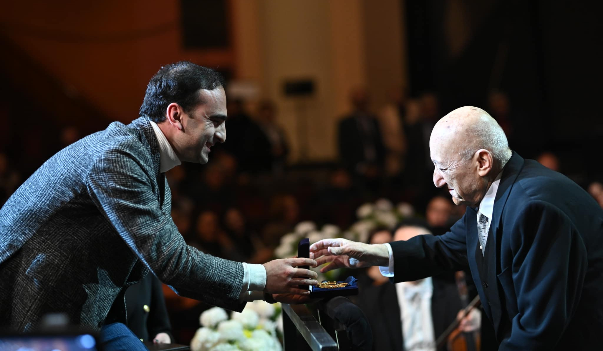 Տիգրան Ավինյանը մաեստրո Հովհաննես Չեքիջյանին պարգևատրել է «Արգիշտի Առաջին» հուշամեդալով