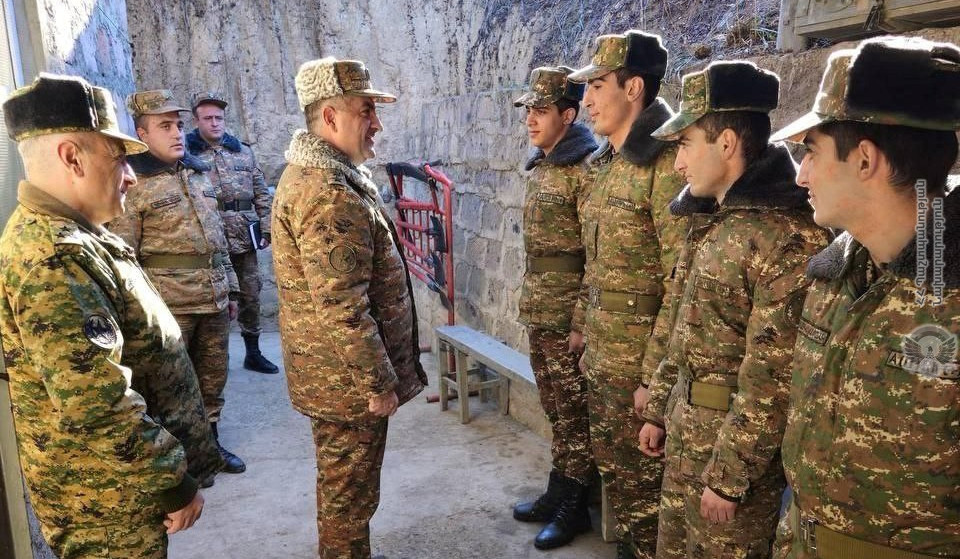 ԶՈՒ ԳՇ պետն այցելել է հանրապետության հյուսիսարևելյան սահմանագոտի, մի շարք զինծառայողների հանձնել խրախուսական նվերներ