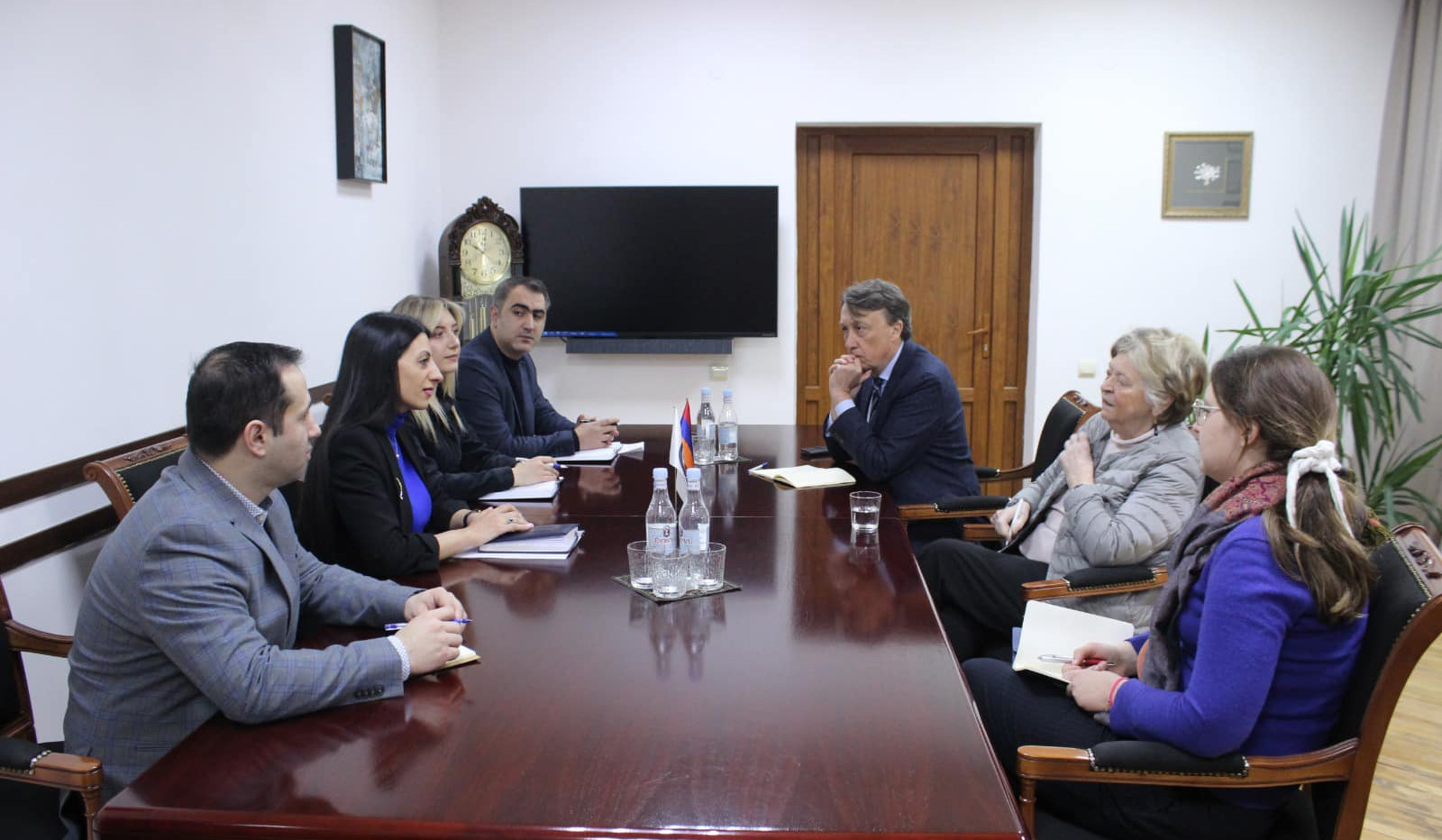 Anahit Manasyan Fransuaz Tyulken və Erik de Muynk ilə görüşündə DQ-dan məcburi köçkünlərin hüquqlarının müdafiəsi ilə bağlı məsələlərə toxunub