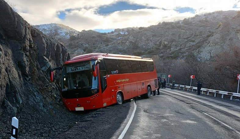 Վայք-Սարավան ավտոճանապարհին ավտոբուսն արգելափակվել է սելավատարում. oգնության են հասել փրկարարները