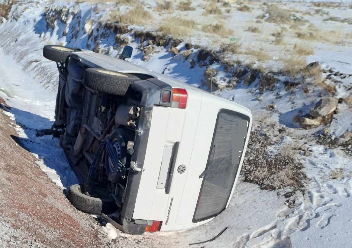 Երևան-Գյումրի ավտոճանապարհին բեռնատարը դուրս է եկել ճանապարհի երթևեկելի հատվածից և հայտնվել փոսում․ ՆԳՆ ՓԾ